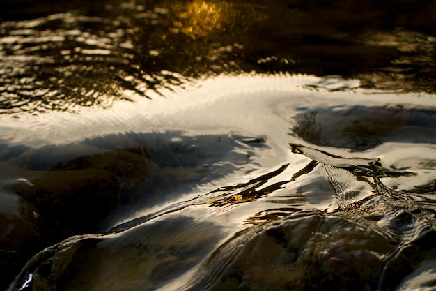 Foto agua que fluye rápido