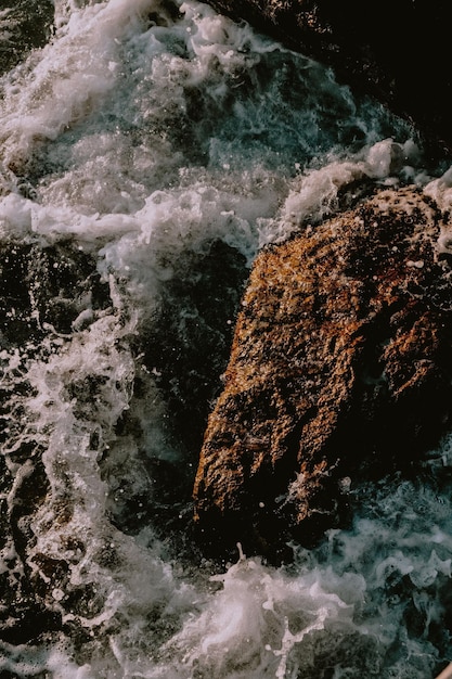 agua que fluye sobre las rocas