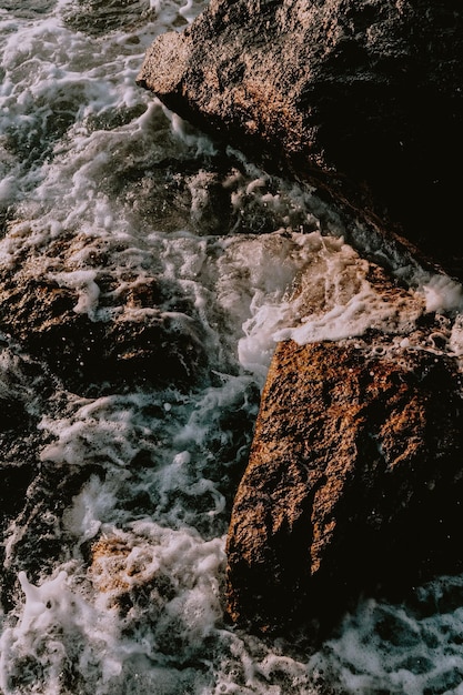 agua que fluye sobre las rocas