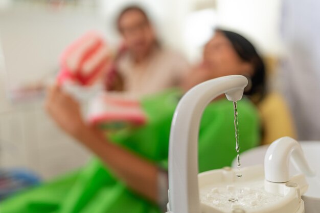 Foto agua que sale de un fregadero de un aparato en una clínica dental