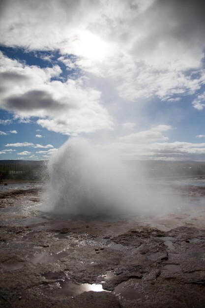 Foto el agua que salta del géiser contra el cielo