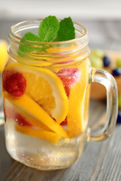 Água refrescante com frutas na mesa