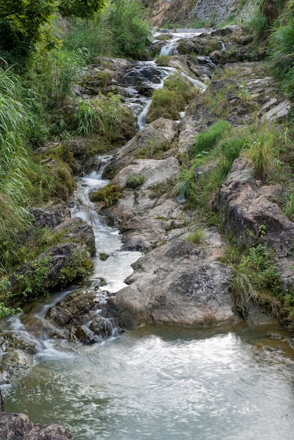 Foto el agua del río forma una pequeña cascada.