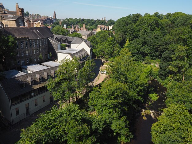 Agua del río Leith en Dean Village en Edimburgo