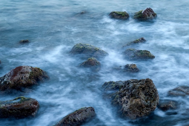 Agua y rocas marinas.