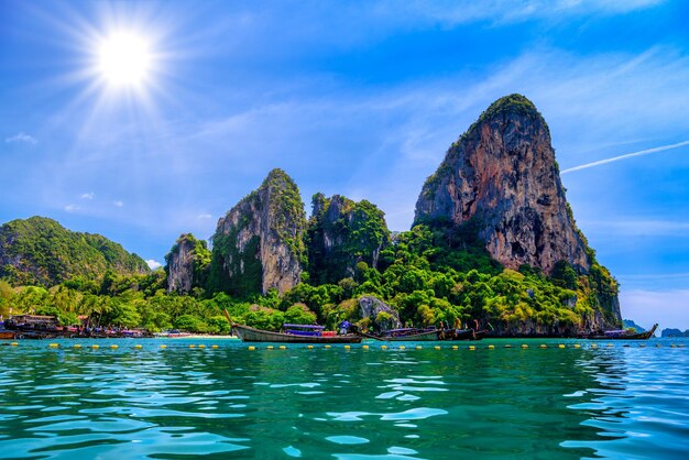 Agua de rocas y playa tropical de arena blanca Railay beach west A