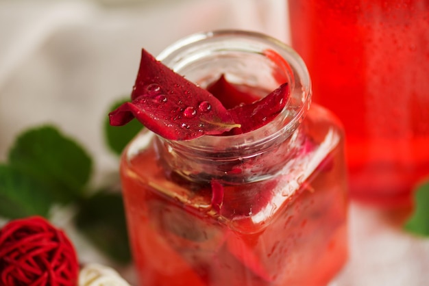 Agua de rosas en botella de vidrio