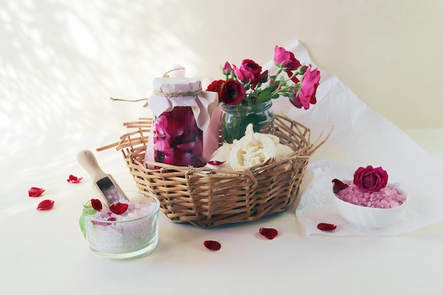 Agua de rosas rosadas y moradas frescas y sal marina con pétalos de flores cosmética natural