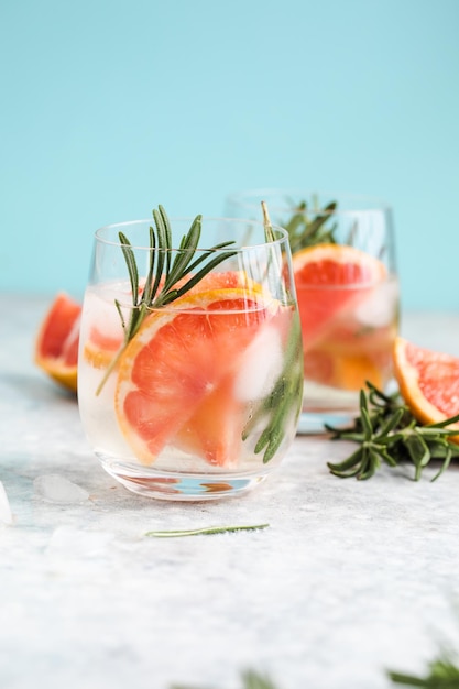 Agua con sabor a frutas de desintoxicación Refrescante cóctel de limonada casera de verano