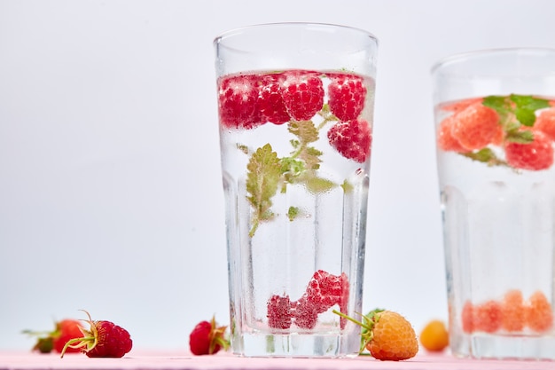 Agua con sabor a infusión de desintoxicación con frambuesa tricolor