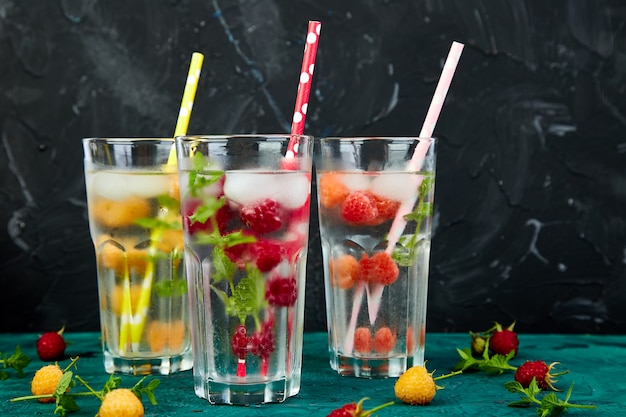 Agua con sabor a infusión de desintoxicación con frambuesa tricolor