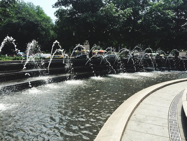 El agua salpicando en la fuente en el parque