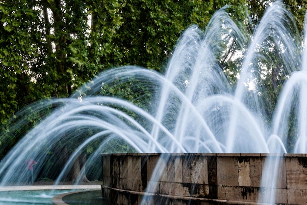 Foto el agua salpicando en la fuente