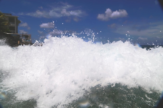 Foto el agua salpicando en el mar contra el cielo