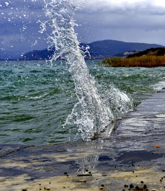 Foto el agua salpicando en el mar contra el cielo