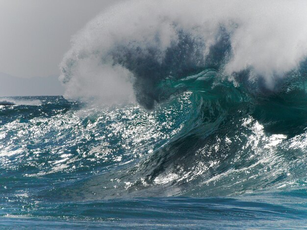 Foto el agua salpicando en el mar contra el cielo