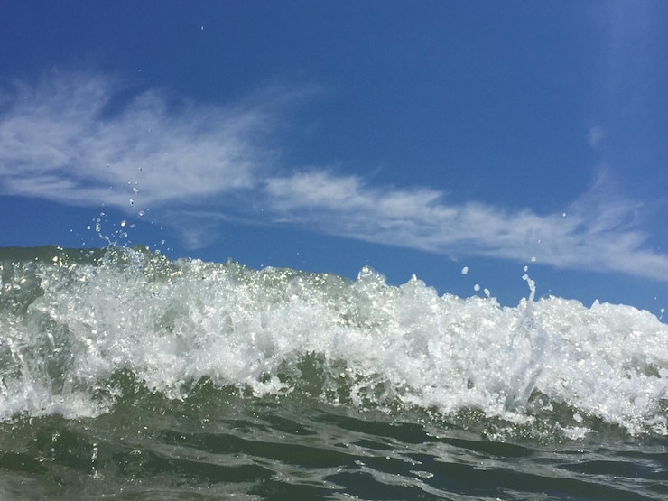 Foto el agua salpicando en el mar contra el cielo