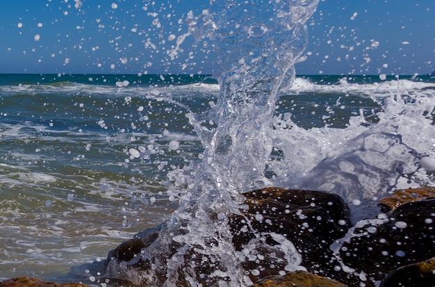 Foto el agua salpicando las rocas