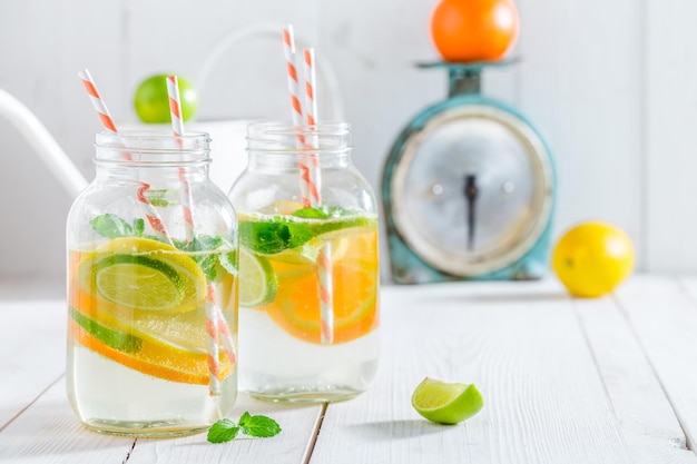 Agua saludable con hojas de menta y cítricos