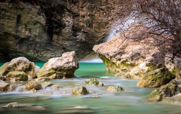 Foto agua sedosa y vista de las pasarelas de alquezar huesca españa