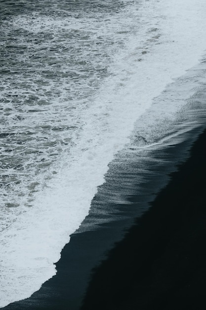 Agua sobre arena negra Fondo de playa Fondo de pantalla de Islandia Conceptos de relajación y relajación Imagen con espacio de copia