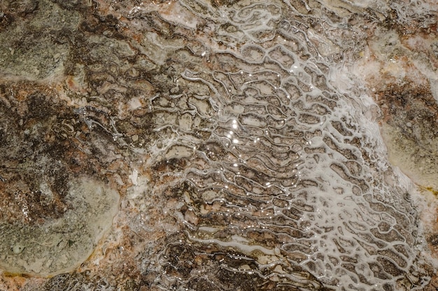 Agua sobre depósitos minerales naturales