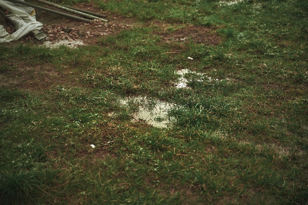 Foto agua en el suelo alcantarillado y problemas de drenaje fuertes lluvias en zonas rurales con agua en el suelo