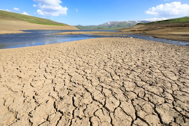 Agua y suelo roto