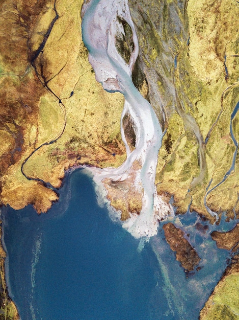 Foto agua y tierra desde arriba.