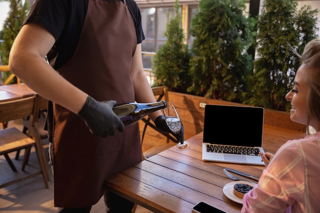 Foto agua trabajando con mascarilla en restaurante, brote de coronavirus