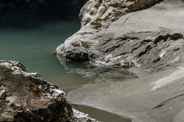 Agua tranquila con arena