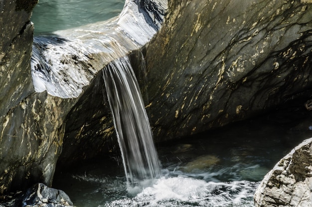 Água transbordando nas rochas