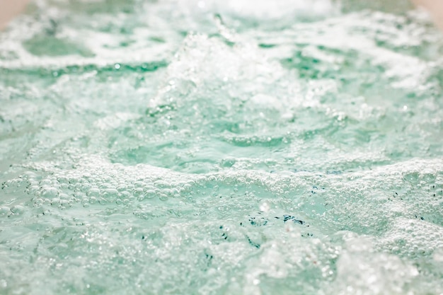 Foto Água transparente azul sedutora com bolhas de ar em uma luxuosa banheira de hidromassagem