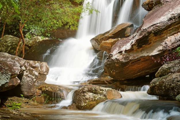 Agua turbia en la cascada con diapositiva de piedra y peligro, concepto de Ecología cascada de tierra