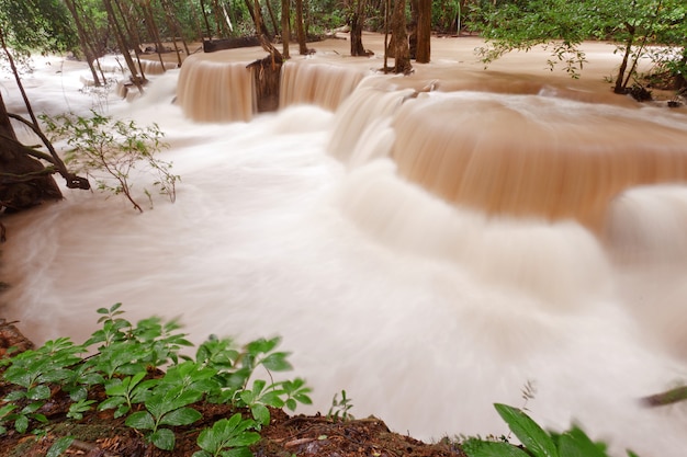 Agua turbia de cascada tropical después de una fuerte lluvia