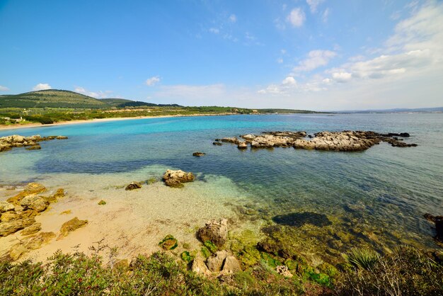 Agua turquesa en la costa de Alghero Cerdeña