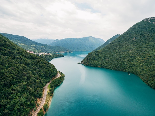 Água turquesa do lago piva montenegro