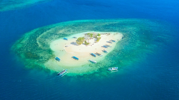 Agua turquesa en la isla de Gili Kedis