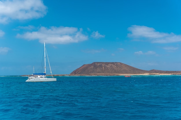 Agua turquesa en la Isla de Lobos, frente a la costa norte de la isla de Fuerteventura, Islas Canarias. España