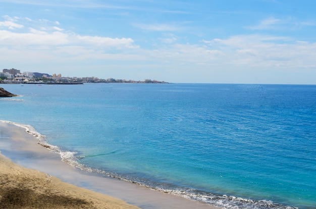 Agua turquesa del océano o vista costera junto al mar. Fondo vivo del concepto de verano y vacaciones con espacio de copia.