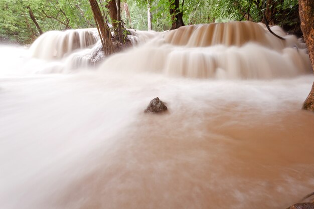 Água turva de cachoeira tropical após chuva forte