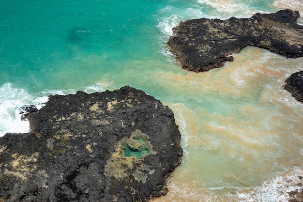 Foto Água verde em uma praia no arquipélago de fernando de noronha brasil