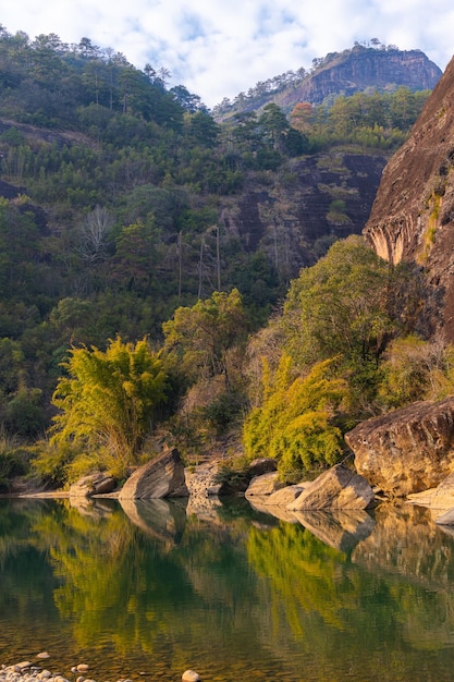 Foto el agua verde esmeralda del río nine bend