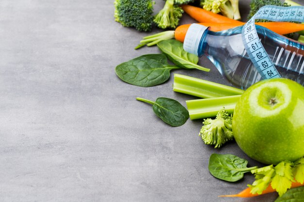 Agua y verduras frescas y saludables