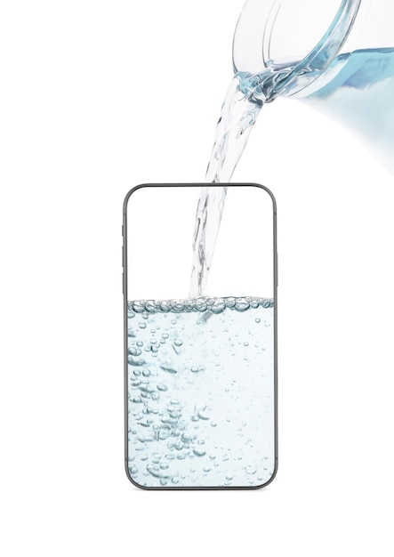 El agua se vierte en el vaso del teléfono inteligente con el tiempo de régimen de bebida de agua para beber