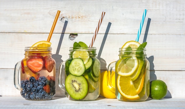 Agua vitaminada con limón y frambuesas en un frasco