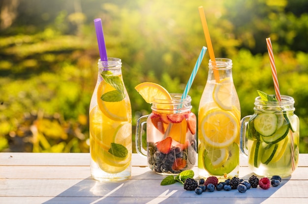 Agua vitaminada con limón y frambuesas en un frasco