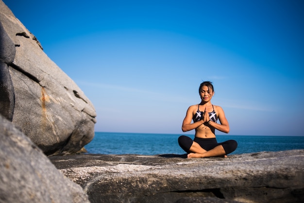 agua de yoga atardecer mujer relajarse