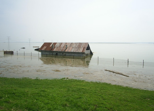 Agua de zona rural inundada que invade los campos