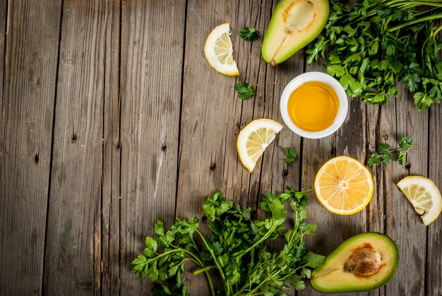 Aguacate, aceite de oliva, limón y perejil.